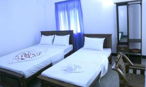 Postel nebo postele na pokoji v ubytování Emerald Coast Hotel Negombo