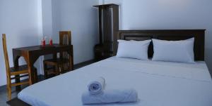 Postel nebo postele na pokoji v ubytování Emerald Coast Hotel Negombo