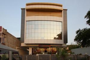 a large building with a lot of windows at Hotel Sheela Shree Plaza in Jhānsi