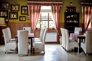 a dining room with a table and chairs and a window at Pokoje gościnne Restauracji Don Roberto in Frombork