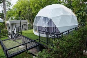 Ratchaburiธาราไลฟ์的花园里有围栏的冰屋