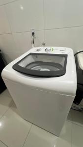 ein weißes WC mit schwarzem Sitz im Bad in der Unterkunft Van Gogh residence Apartamento no Veneza in Ipatinga