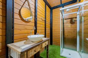 Koupelna v ubytování Incrível experiência em meio à Natureza - Cabana | Gonzaga Stays + 17 fotografií