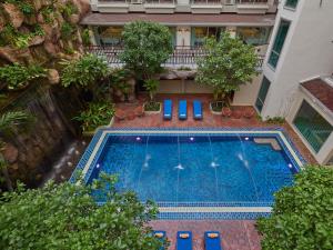 an overhead view of a swimming pool in front of a building at The Agate Pattaya Boutique Resort in Pattaya South