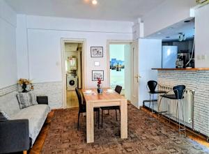 una sala de estar con una mesa y un sofá en Luxury Apartment Piata Romana, en Bucarest