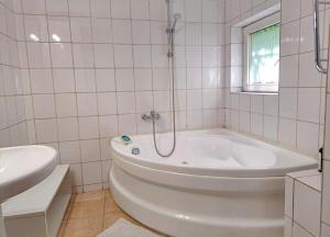 Un baño blanco con bañera y lavabo. en Luxury Apartment Piata Romana, en Bucarest