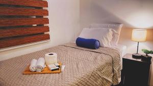 une chambre avec un lit avec un plateau avec des serviettes roulées dans l'établissement Luxury Penthouse Apartamento Guatemala zona 10, à Guatemala