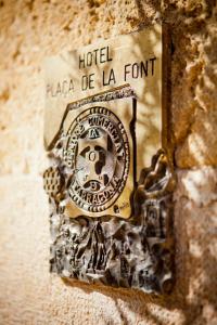 a sign on a wall that says hotel plaza of la font at Plaça De La Font in Tarragona