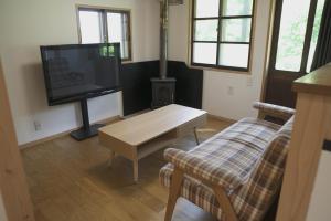 TV a/nebo společenská místnost v ubytování HAKURA 築100年古民家一棟貸し 100 Year Old Japanese House Stay in Tamba Sasayama