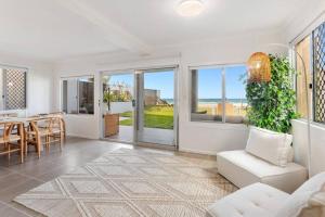 Χώρος καθιστικού στο Seaside Serenity Exclusive Beachfront Escape +16 φωτογραφίες