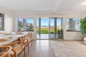 Μπαλκόνι ή βεράντα στο Seaside Serenity Exclusive Beachfront Escape