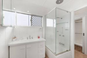 Ένα μπάνιο στο Seaside Serenity Exclusive Beachfront Escape