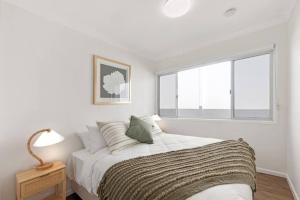 Ένα ή περισσότερα κρεβάτια σε δωμάτιο στο Seaside Serenity Exclusive Beachfront Escape