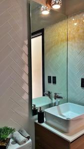 une salle de bain avec une baignoire, un lavabo et un miroir dans l'établissement Luxury Penthouse Apartamento Guatemala zona 10, à Guatemala
