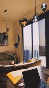 Cette chambre dispose d'un bureau et d'un ordinateur portable sur une table. dans l'établissement Luxury Penthouse Apartamento Guatemala zona 10, à Guatemala 1 autre photo