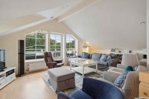 TV a/nebo společenská místnost v ubytování Cozy And Bright Summer House On Bornholm