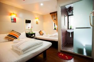 Camera piccola con 2 letti e doccia di Comfort Guest House - C and E a Hong Kong