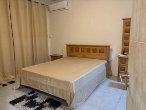 a bedroom with a bed and a dresser at Évasion Tropicale à 5 min des Plages in Albion