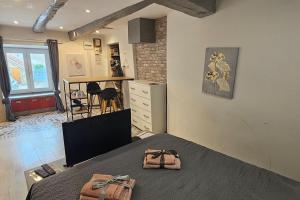 sypialnia z łóżkiem z torebką w obiekcie STUDIO DANS LA BRENNE ! w mieście Thenay