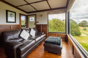 Зона вітальні в A Cottage with a View at Tudor Ridge