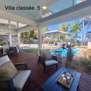 Kolam renang di atau dekat dengan Ti Kaz Payanké -La Rivière- Vue océan et piscine