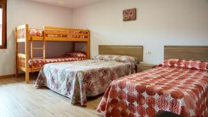 Ένα ή περισσότερα κρεβάτια σε δωμάτιο στο Albergue Castro Domum