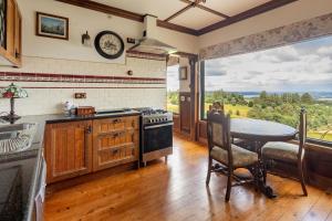 Кухня або міні-кухня у A Cottage with a View at Tudor Ridge