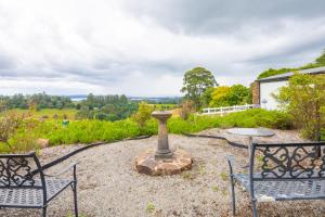 Сад в A Cottage with a View at Tudor Ridge