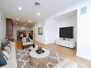 Μια τηλεόραση ή/και κέντρο ψυχαγωγίας στο Green Utopia