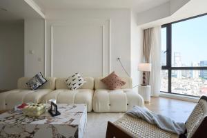 a living room with a white couch and a table at Eastern Hub - Bund Branch Near Yuyuan Garden Convenient Subway in Shanghai +23 photos