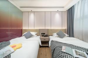 Katil atau katil-katil dalam bilik di Meiye Hotel-Guangzhou Dongpu TianheCity - Canton Fair