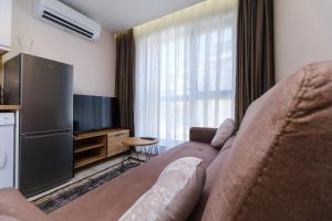 ein Wohnzimmer mit Sofa und Fernseher in der Unterkunft LDV 13 1-Bedroom Apartments Free private parking in Plowdiw