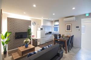 uma sala de estar com um sofá e uma mesa em 旅タイム・時光　鶴橋駅 em Osaka