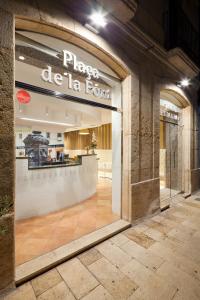 a store entrance to a pizza de la lent at Plaça De La Font in Tarragona