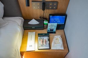 Uma cama ou camas num quarto em Qiuguo Hotel Beijing Convention Center Bird's Nest Beiyuan