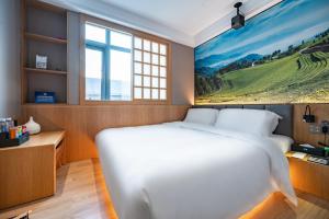 Uma cama ou camas num quarto em Qiuguo Hotel Beijing Convention Center Bird's Nest Beiyuan