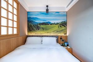 Uma cama ou camas num quarto em Qiuguo Hotel Beijing Convention Center Bird's Nest Beiyuan