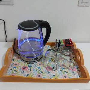 ein blauer Teekessel auf einem Tablett mit Gläsern in der Unterkunft Microcentro de la Docta in Cordoba