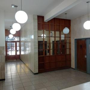 eine Lobby mit Holztüren und Lichtern in einem Gebäude in der Unterkunft Microcentro de la Docta in Cordoba