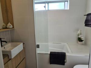 Bilik mandi di Unwind by the Dunes - Beachside Apartment by uHoliday +13 gambar