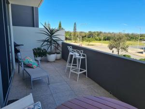 Balkoni atau teres di Unwind by the Dunes - Beachside Apartment by uHoliday