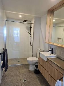 Bilik mandi di Unwind by the Dunes - Beachside Apartment by uHoliday