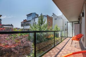 an apartment balcony with a view of a garden at Sun-Drenched Sophistication in Victoria
