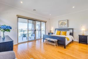 Un pat sau paturi într-o cameră la StayAU 3BR Cozy Retreat Point Cook Golf Nearby