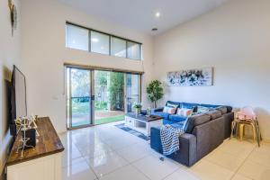Un televizor și/sau centru de divertisment la StayAU 3BR Cozy Retreat Point Cook Golf Nearby