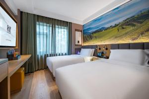 Uma cama ou camas num quarto em Qiuguo Hotel Beijing Convention Center Bird's Nest Beiyuan
