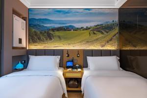 Uma cama ou camas num quarto em Qiuguo Hotel Beijing Convention Center Bird's Nest Beiyuan