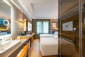 Uma cama ou camas num quarto em Qiuguo Hotel Beijing Convention Center Bird's Nest Beiyuan