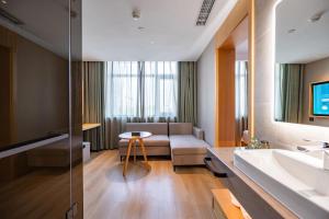 Uma cama ou camas num quarto em Qiuguo Hotel Beijing Convention Center Bird's Nest Beiyuan