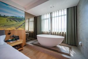 Uma cama ou camas num quarto em Qiuguo Hotel Beijing Convention Center Bird's Nest Beiyuan